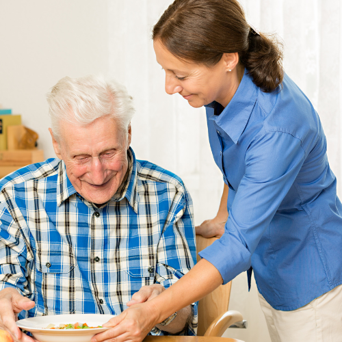 Caregiver aiuta uomo anziano